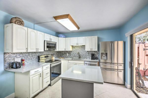 Beachy Fort Myers Townhome with BBQ about 10 Mi to Ocean